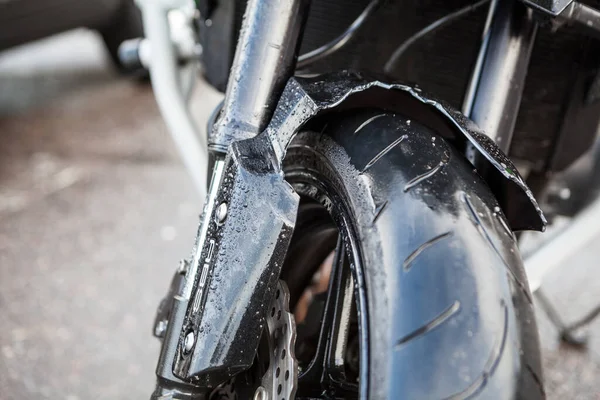 Guarda Lamas Dianteiro Quebrado Motocicleta Devido Colisão Rodoviária Vista Perto — Fotografia de Stock