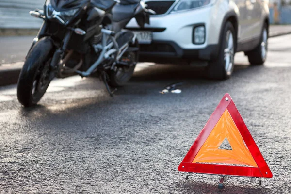 Столкновение Сзади Дороге Внедорожник Врезается Мотоцикл Треугольник Аварийного Предупреждения Асфальте — стоковое фото