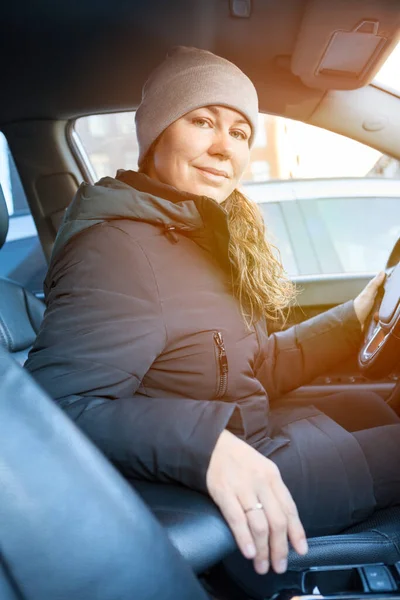 Young Caucasian Woman Starts Driving Car Winter Evening Looking Camera — Stock Photo, Image