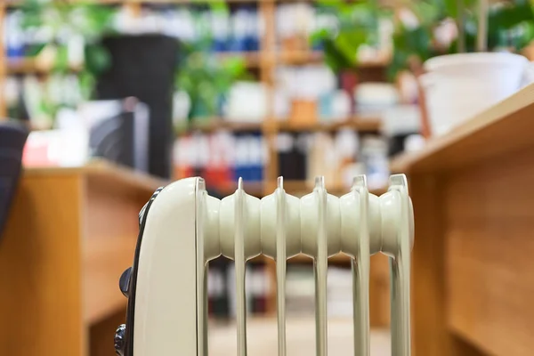 Verwarming Oppervlak Van Oliekachel Voorgrond Kantoorruimte Een Achtergrond — Stockfoto