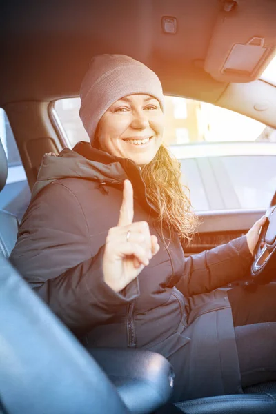 Yetişkin Kadın Sürücü Araba Kullanmadan Önce Işaret Parmağıyla Hareket Ediyor — Stok fotoğraf