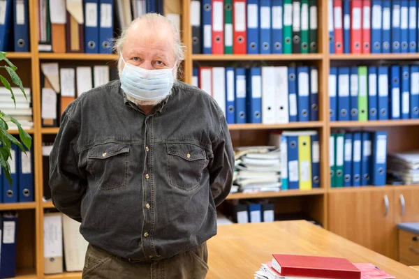 Portrait Archiviste Masculin Avec Les Mains Derrière Dos Regardant Caméra — Photo