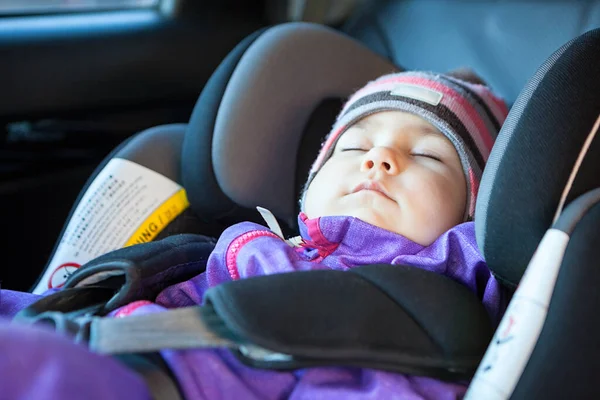 かわいいです白人の幼児男の子寝ていますで子供安全シートで車の中で旅行中 — ストック写真