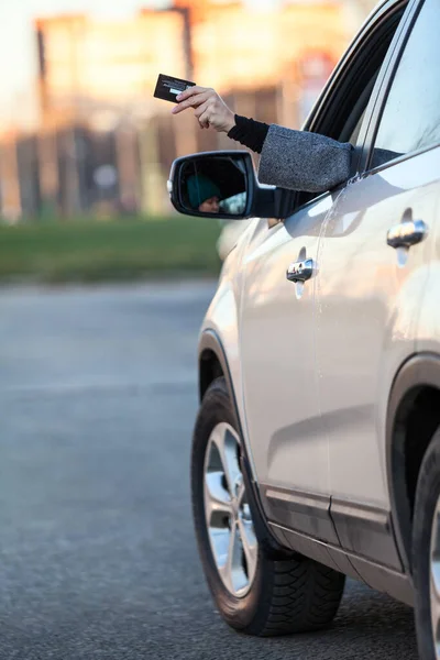 Driver Takes Payments Debit Card Leaving Own Car — Stock Photo, Image