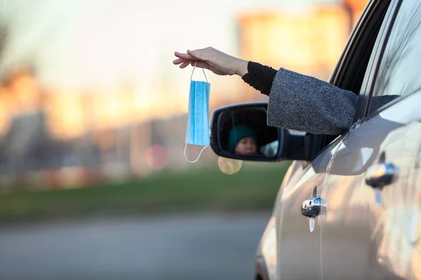 Žena Řidič Vyhodí Použitou Obličejovou Masku Oknem Auta Nebo Sdílí — Stock fotografie