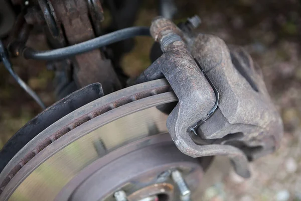 Robust Ventilerad Bromsskiva Med Använda Bromsklossar Skjutmått Närbild — Stockfoto