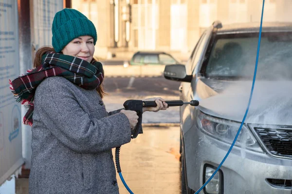 Portret Dorosłej Kobiety Trzymającej Ręku Opryskiwacz Wysokociśnieniowy Pralni Samoobsługowej Sezon — Zdjęcie stockowe