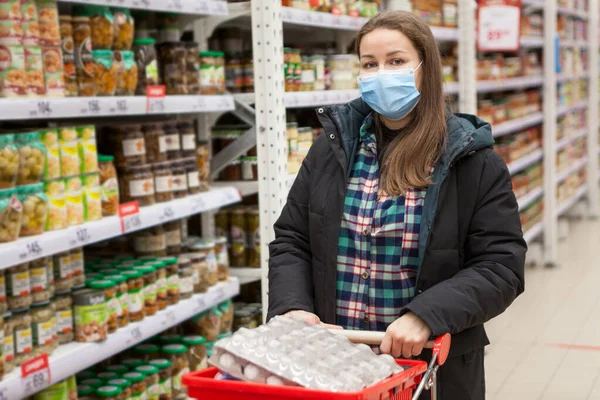 Mulher Adulta Uma Máscara Médica Está Comprando Supermercado Com Carrinho — Fotografia de Stock