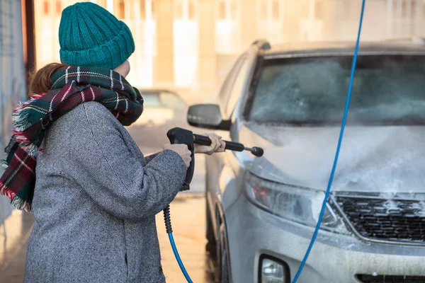 Kobieta Sprzątająca Auto Wysokociśnieniowym Strumieniem Wody Samoobsługowej Myjni Samochodowej Sezonie — Zdjęcie stockowe