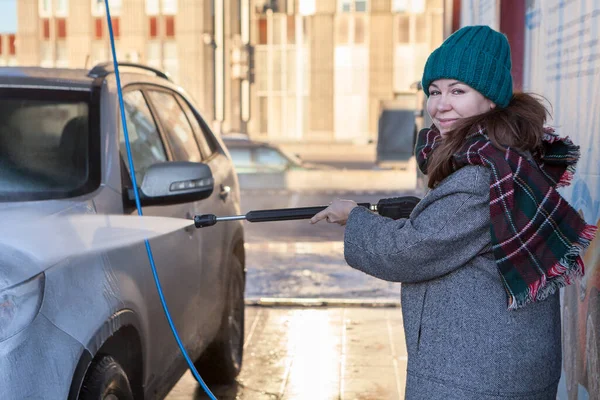 Smiling Caucasian Woman Warm Wear Washing Her Suv Car Self — Stock Photo, Image