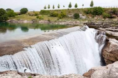 Cijevna nehrinin düz şelalesi. Adı Karadağ Niagara Şelalesi. Podgorica şehrinin çevresi. Karadağ ve Avrupa