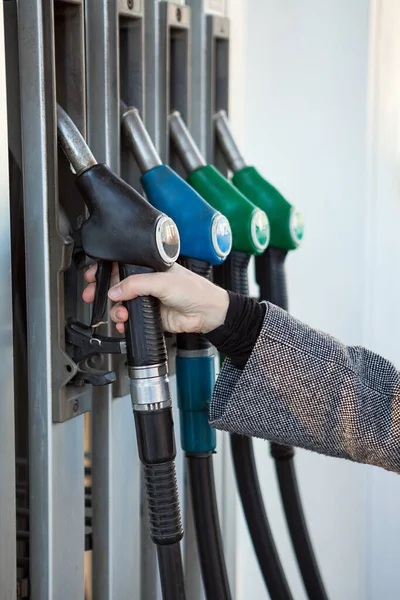 Mão Feminina Caucasiana Segurando Bico Abastecimento Com Diesel Posto Gasolina — Fotografia de Stock