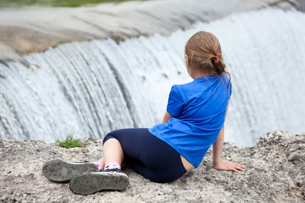 Visão Traseira Menina Idade Pré Adolescente Sentado Borda Cachoeira Rio — Fotografia de Stock