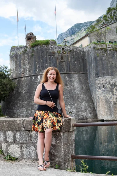 コトル市の旧市街 モンテネグロ ヨーロッパのサン ジョバンニ要塞の近くに立つ魅力的な女性 — ストック写真