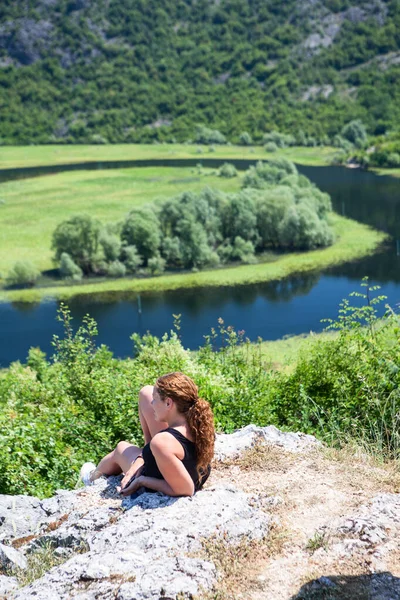 Mujer Joven Disfrutando Vista Curva Del Río Rijeka Crnojevica Naturaleza —  Fotos de Stock