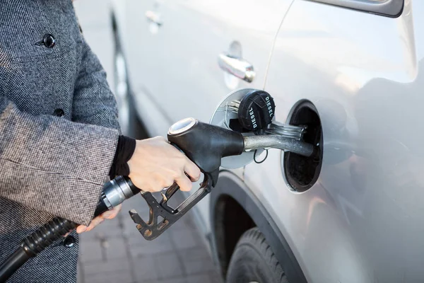 Biltankning Bensinstation Bränslepump Med Diesel Instickspistol För Kvinnliga Händer Bensintank — Stockfoto