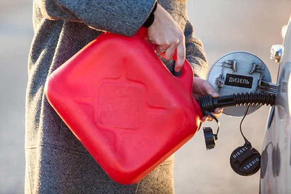 Şoför Kırmızı Plastik Yağ Bidonundan Araba Deposuna Mazot Dolduruyor — Stok fotoğraf