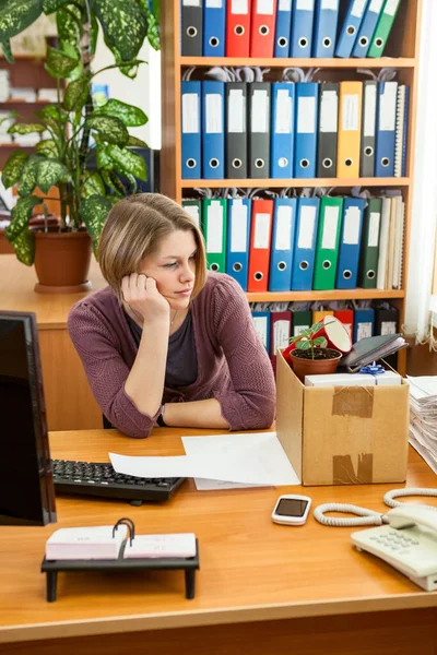 Agitato Licenziato Giovane Dipendente Donna Con Scatola Imballata Sul Posto — Foto Stock