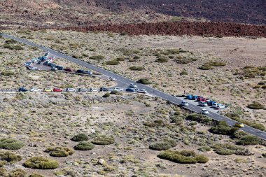 Otoparka ve Teleferico teleferiğinin alt istasyonuna giden yolu olan bir vadi. Tide volkanı, Tenerife, Kanarya adaları, İspanya, Avrupa