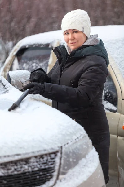 Szczęśliwy Biały Dziewczyna Czyszczenie Jej Samochód Śniegu Parkingu Miejskim — Zdjęcie stockowe