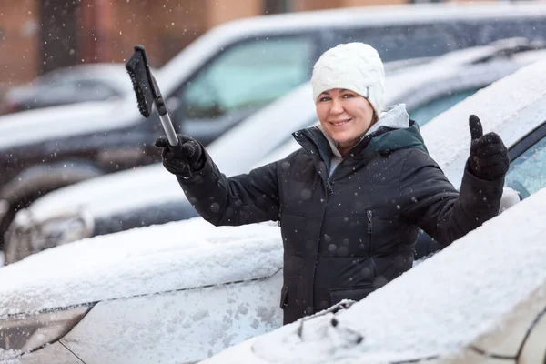 Žena Řidič Čistí Své Auto Sněhové Vánici Kavkazský Úsměv Ukazující — Stock fotografie