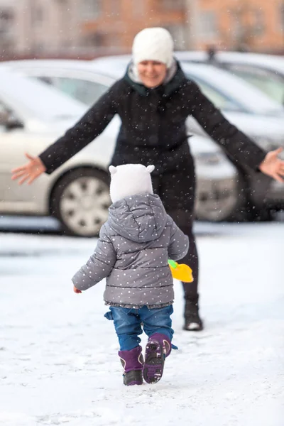 Liten Söt Småbarn Som Springer Till Sin Mamma Snöig Väg — Stockfoto