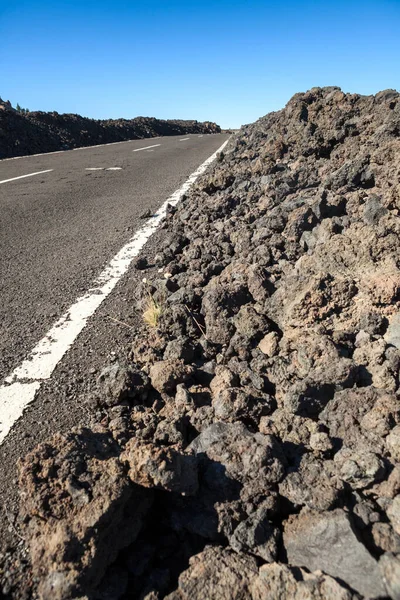 Lav Yığınlarının Arasında Asfalt Bir Yol Teide Volkanı Tenerife Kanarya — Stok fotoğraf