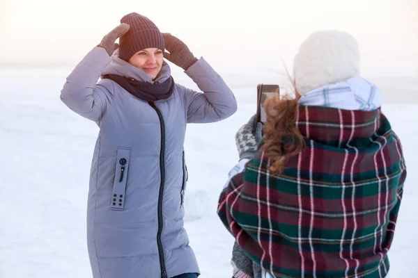 Happy Young Caucasian Girls Taking Pictures Themselves Cellphone Cold Winter — Stock Photo, Image