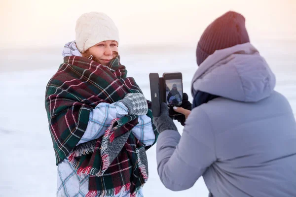 Freundin Fotografiert Posierende Frau Mit Smartphone Wintersee Sonnenuntergangslicht Mädchen Mit — Stockfoto