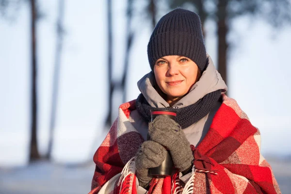 Retrato Jovem Mulher Branca Bonita Roupas Inverno Cachecol Vermelho Mitenes — Fotografia de Stock