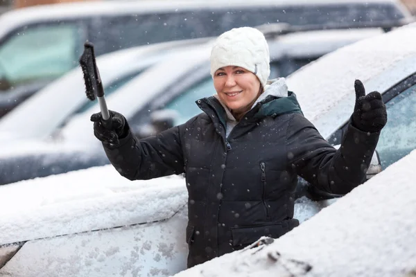 Mujer Lista Para Limpiar Coche Nevado Después Ventisca Nieve Sonriendo — Foto de Stock