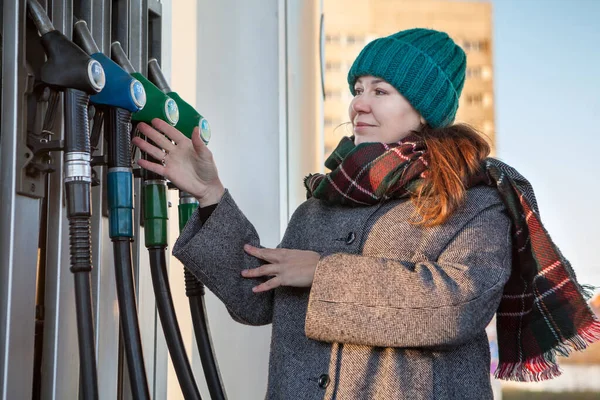 Kaukasierin Streckt Ihre Hand Aus Benzindüse Mit Diesel Betanken Nahsicht — Stockfoto