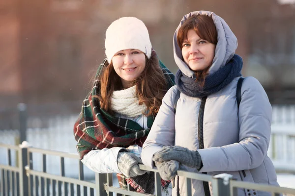 Duas Meninas Retrato Vestido Roupas Quentes Inverno Mulheres Caucasianas Olhando — Fotografia de Stock