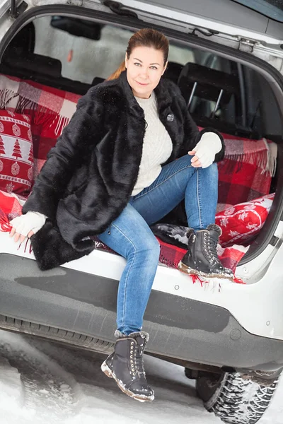 Portrait Young Caucasian Woman Dressing Black Fur Coat Sitting Car — Stock Photo, Image