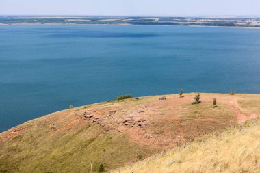 Yüksek tepeli Aslikul gölü kıyısında. Bashkortostan Cumhuriyeti, Rusya