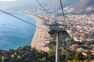 Dağ yolu şehri ve Alanya kalesini birbirine bağlar. Kablo kabininden Kleopatra plajına. Alanya, Türkiye