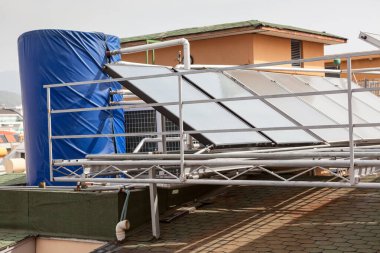 Solar cam su paneli ısıtma için çatıya monte edildi. Sıcak su için büyük bir depo.
