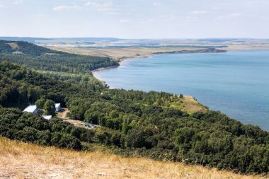 Aslykul Gölü kıyısında yaz kampında çocuklarla birlikte. Hava görüntüsü. Bashkortostan Cumhuriyeti, Rusya