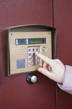 Kapı şifresi ya da daire numarası giriliyor, görüntüyü kapatın, beyaz kişi