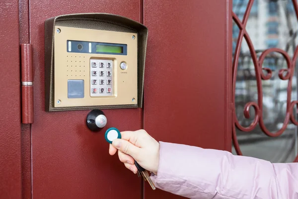 Pessoa Com Chave Sem Fio Tocando Interfone Para Acesso Casa Imagem De Stock