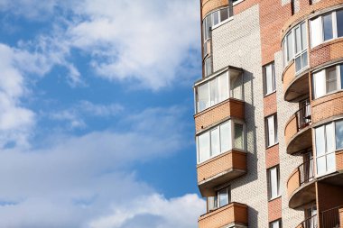 Mavi gökyüzü olan apartman binası, boşluğu kopyala