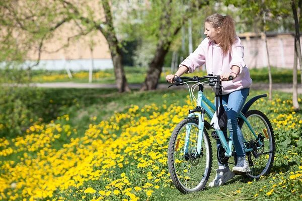 Adolescente Chica Caucásica Montar Bicicleta Parque Primavera Con Flores Amarillas — Foto de Stock