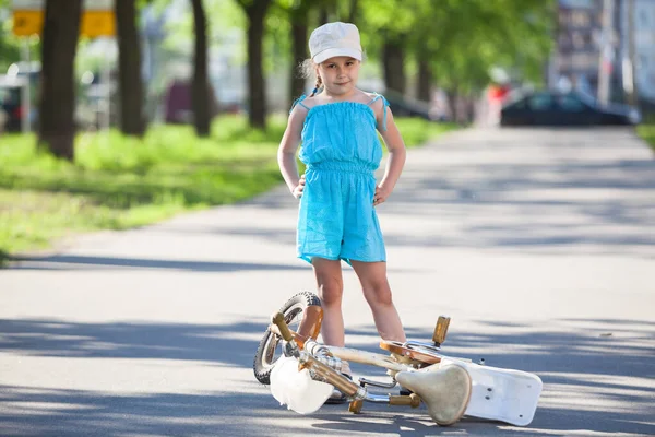 Kaukasische Vorschulmädchen Porträt Mit Fahrrad Auf Asphaltstraße Liegend — Stockfoto