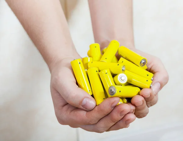 Många Använda Cellbatterier Kaukasiska Människohänder — Stockfoto