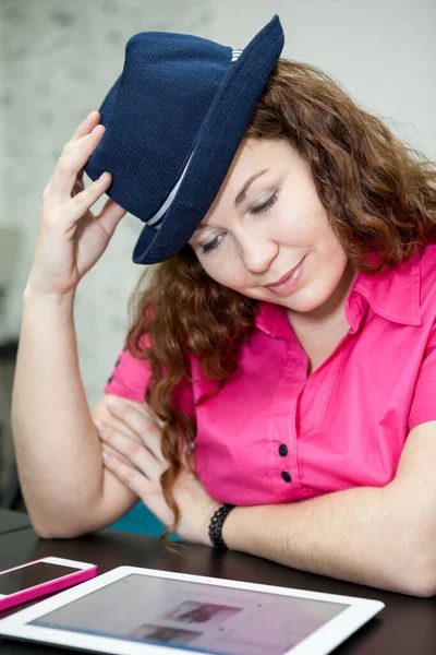 Woman Looking Information Her Tablet Holding Wearing Hat Indoor Portrait — Stock Photo, Image