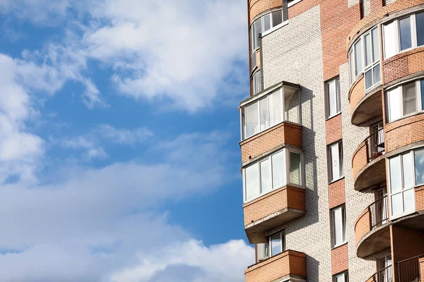 Edificio Apartamentos Con Cielo Azul Espacio Para Copiar — Foto de Stock