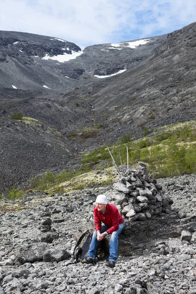 Turista Batohem Sedí Kameni Úbočí Hory Odpočiňte Při Výstupu Horského — Stock fotografie