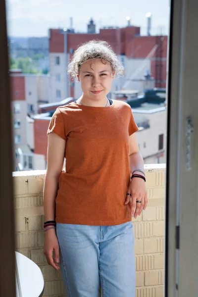 Happy Teenage Girl Standing Balcony Looking Camera Shoot Door Opening — Stock Photo, Image