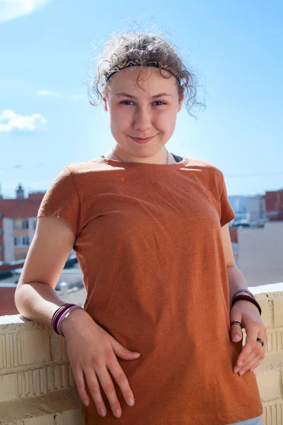 Balkonda Kameraya Bakarak Duran Mutlu Kafkasyalı Genç Kız Kıvırcık Saçlı — Stok fotoğraf