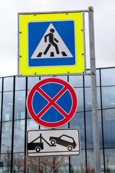 Crosswalk Bez Znaku Parkingowego Tabliczką Informującą Pracy Holownika — Zdjęcie stockowe